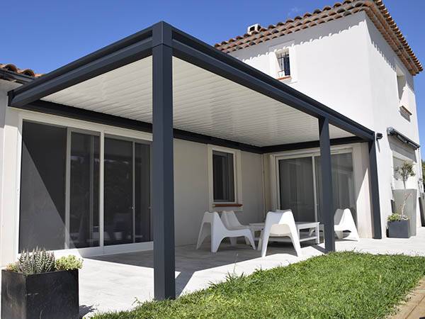 Pergola bioclimatique adossée à lames orientables sur La Barben