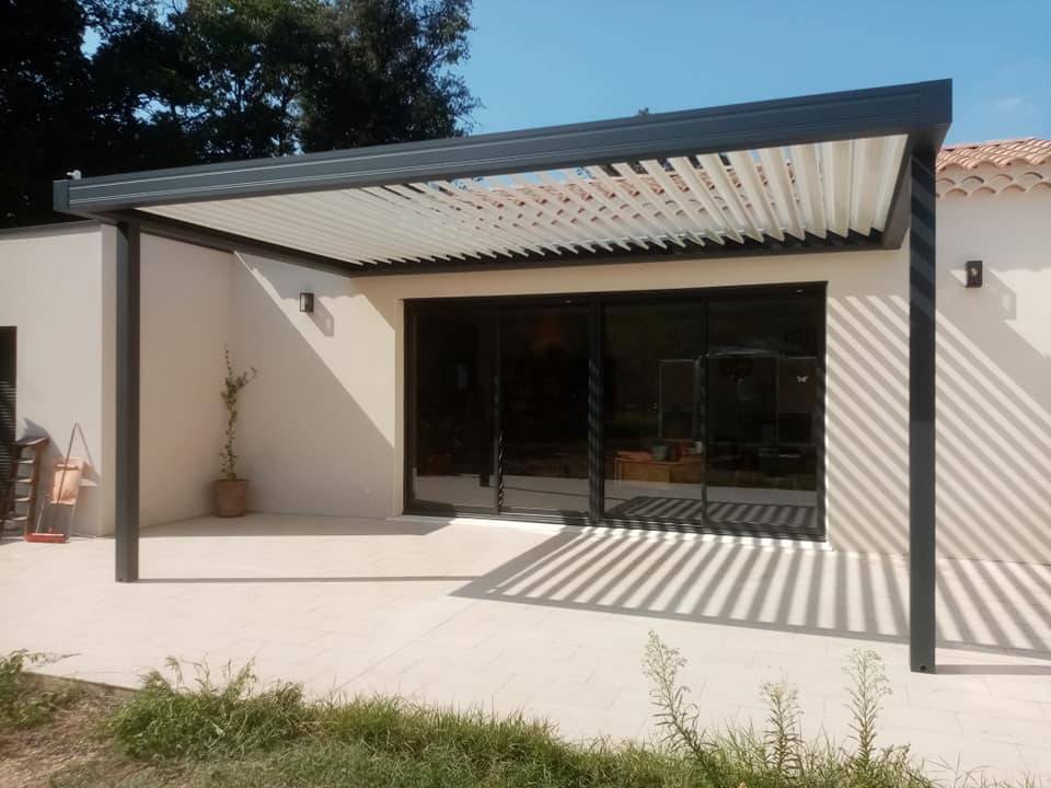 Pergola bioclimatique adossée à lames orientables sur Saint Rémy de Provence