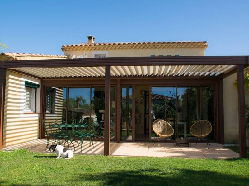 1. Une Pergola Bioclimatique, permet-elle de déjeuner sur sa terrasse en plein été ?