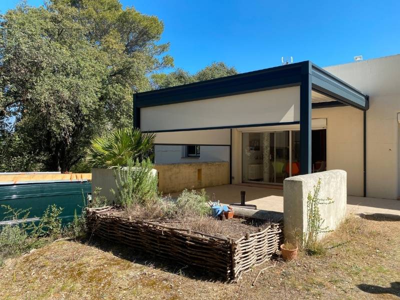 Pergola bioclimatique adossée à lames orientables sur Fontvieille