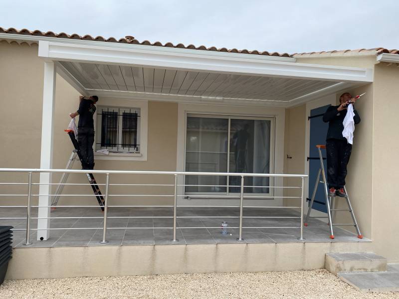 Pergola bioclimatique blanche