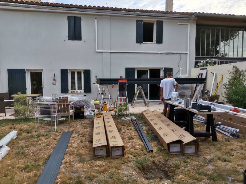 Pergola bioclimatique adossée à lames orientables en Arles