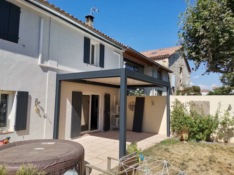 Pergola bioclimatique adossée à lames orientables en Arles