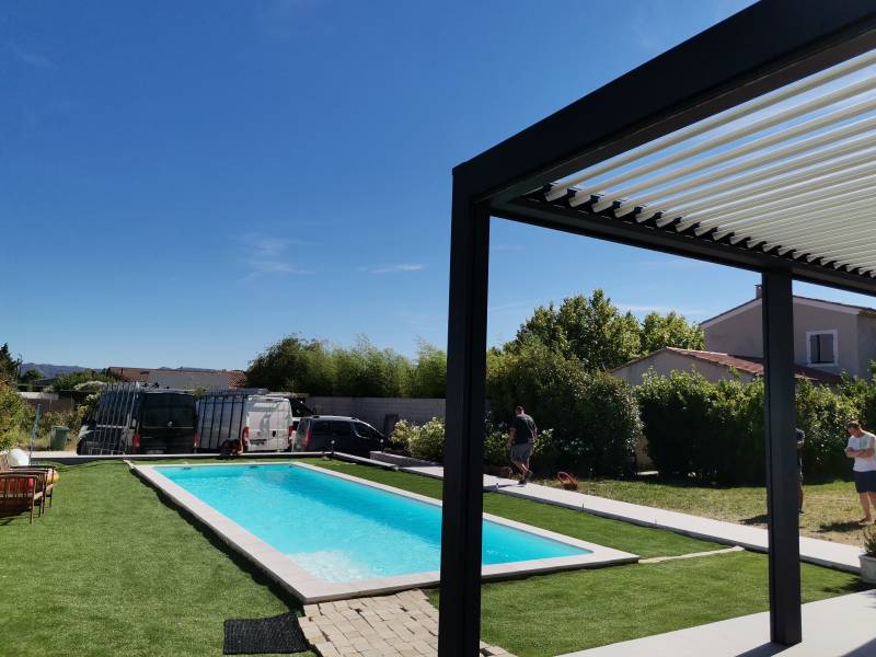 Pergola bioclimatique adossée à lames orientables sur Saint Jean Mollèges