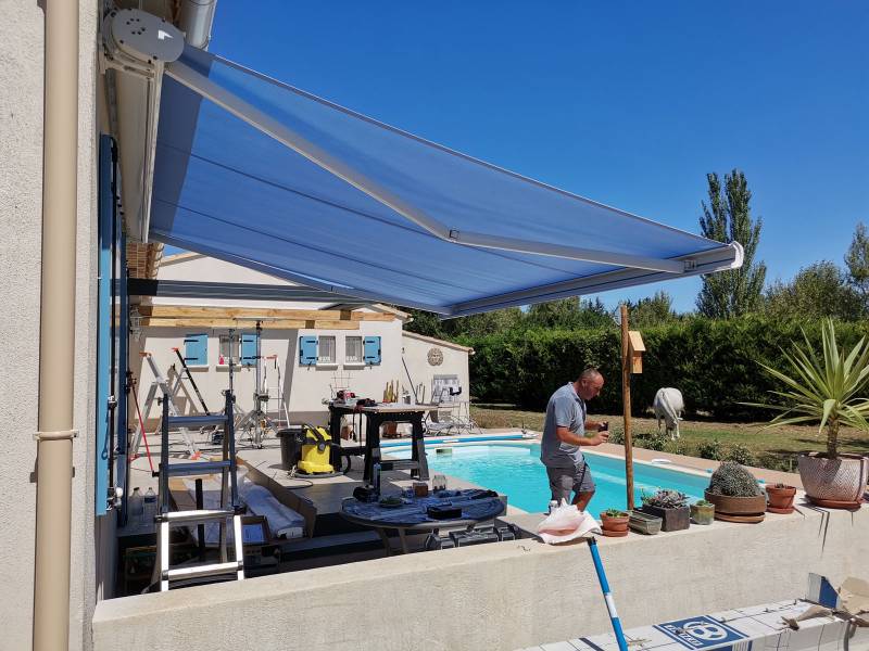 Pose d'une pergola bioclimatique adossée sur 2 côtés à Paradou