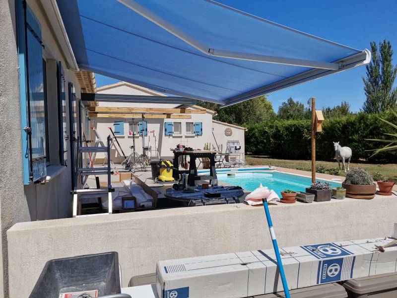 Pose d'une pergola bioclimatique adossée sur 2 côtés à Paradou