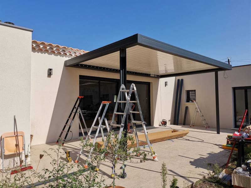 Pose de pergola bioclimatique adossée avec éclairage LED sur St Rémy de Provence