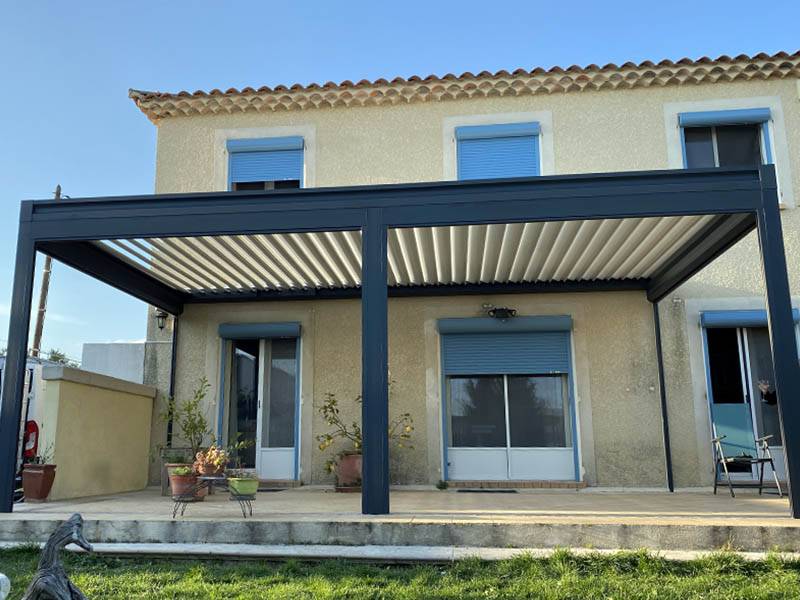 Pergola bioclimatique adossée à lames orientables en Arles