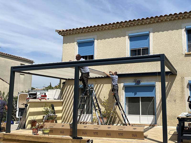 Pergola bioclimatique adossée à lames orientables en Arles