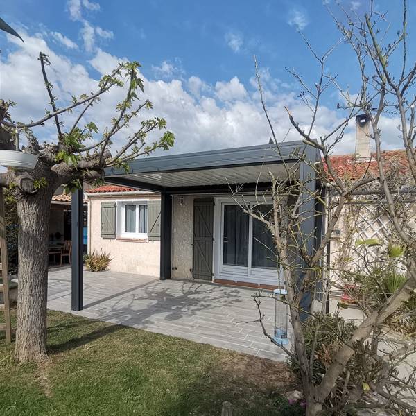 Pergola bioclimatique adossée à lames orientables sur Coudoux