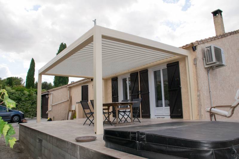 Pergola bioclimatique adossée à lames orientables à Calas