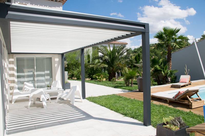 Fraicheur et efficacité immédiatement ressentie sous votre pergola bioclimatique