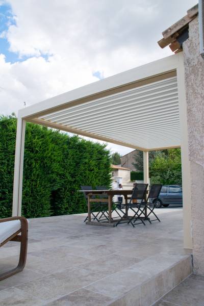 Pergola bioclimatique adossée à lames orientables à Calas
