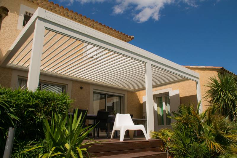 Pergola Bioclimatique Ivoire Adossée Arles