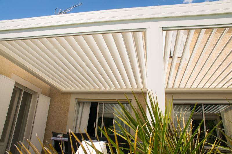 Fraicheur et efficacité immédiatement ressentie sous votre pergola bioclimatique