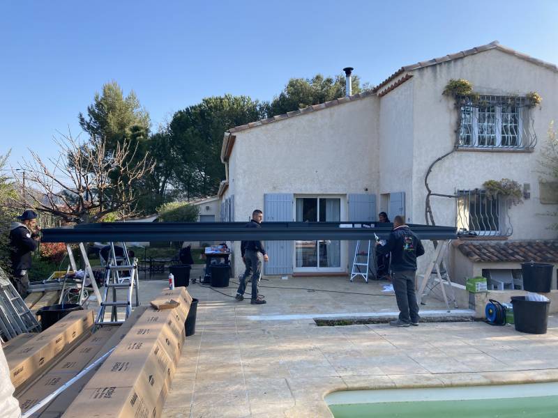 Pergola bioclimatique adossée à lames orientables sur Peyrolles en Provence