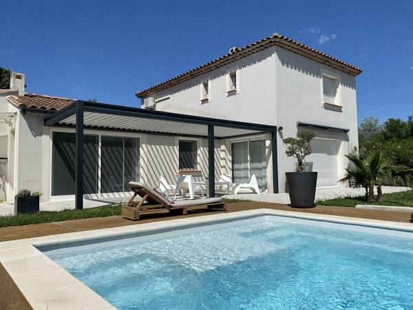 Pergola bioclimatique adossée à lames orientables sur La Barben
