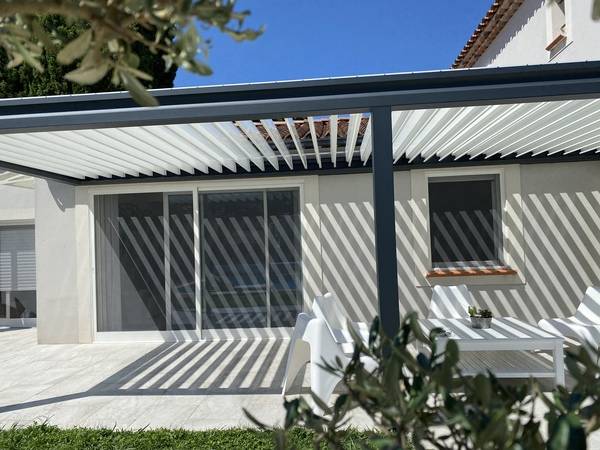 Pergola bioclimatique adossée à lames orientables sur La Barben