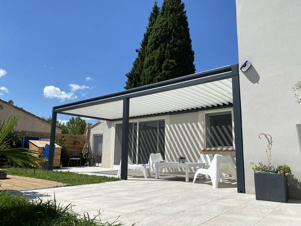 Pergola bioclimatique adossée à lames orientables sur La Barben