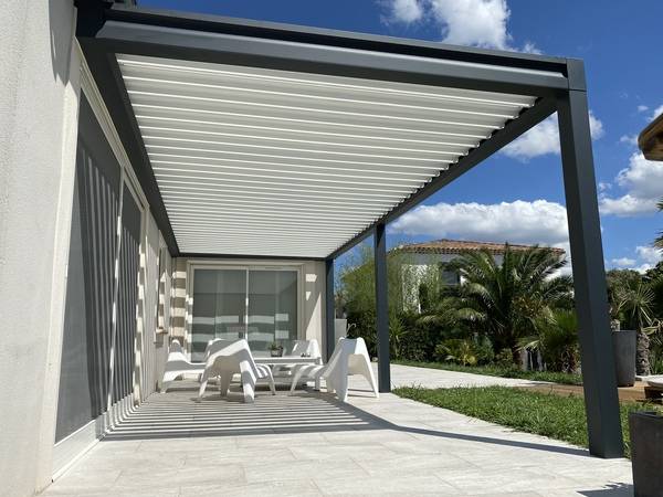 Pergola bioclimatique adossée à lames orientables sur La Barben