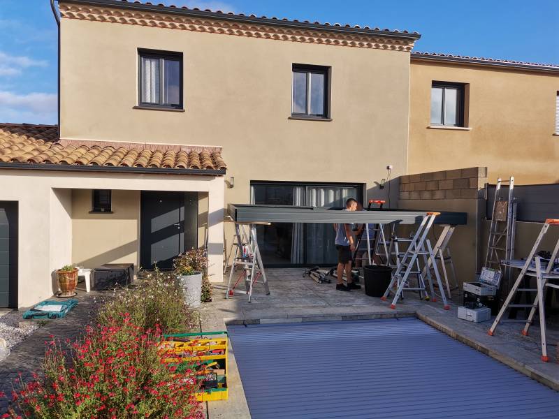 Pergola bioclimatique adossée à lames orientables sur Beauvoisin