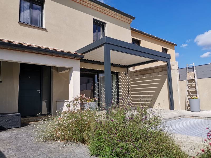 Pergola bioclimatique adossée à lames orientables sur Beauvoisin