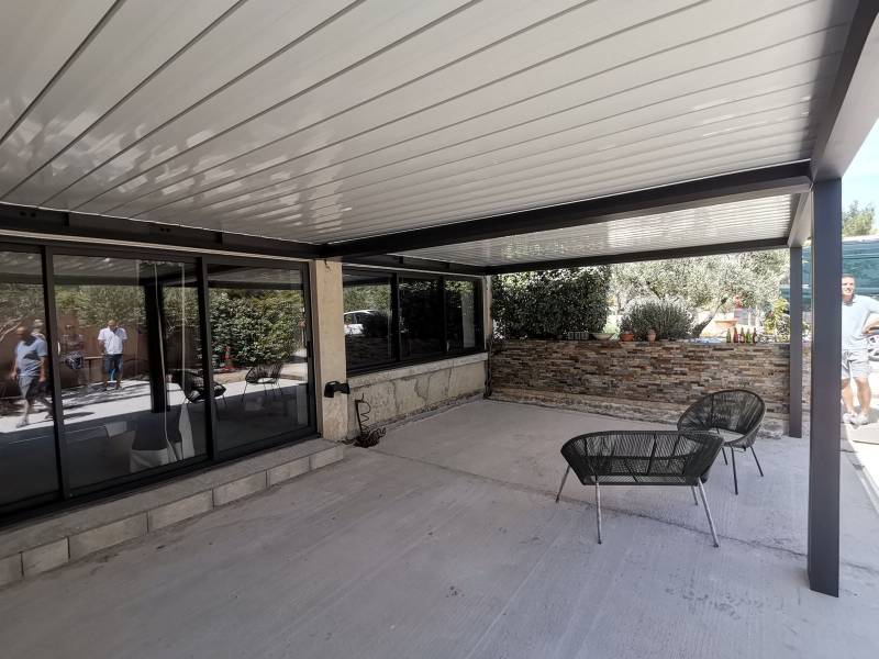 Pergola bioclimatique adossée