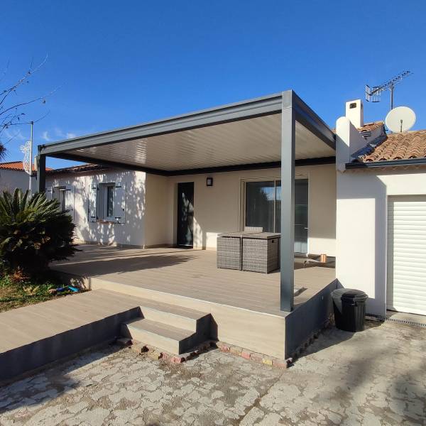 Pose d'une pergola bioclimatique gris anthracite sur villa neuve sur Istres