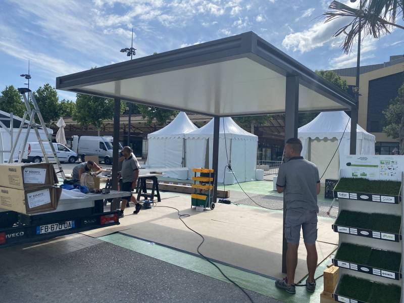 Détails du montage du Carport pour une voiture Pergoo au Salon de l'habitat de Salon de Provence