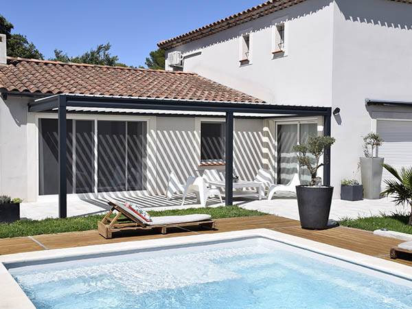 Pergola bioclimatique adossée à lames orientables sur La Barben