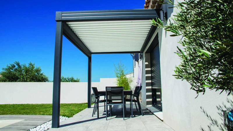 Pergola bioclimatique adossée à lames orientables sur Lançon de Provence