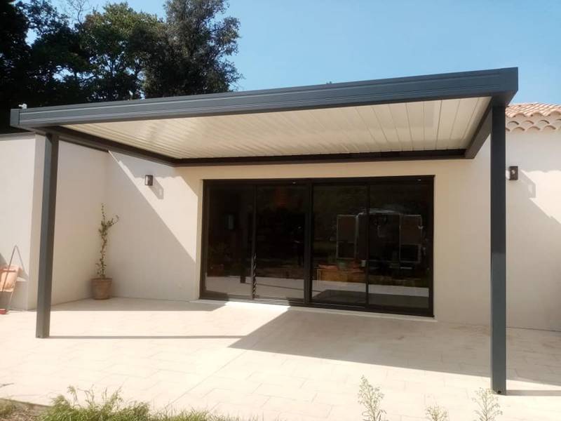Pose de pergola bioclimatique adossée avec éclairage LED sur St Rémy de Provence